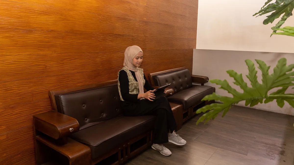 Interior kamar Java yang tenang dan elegan di guest house Albani's Jember