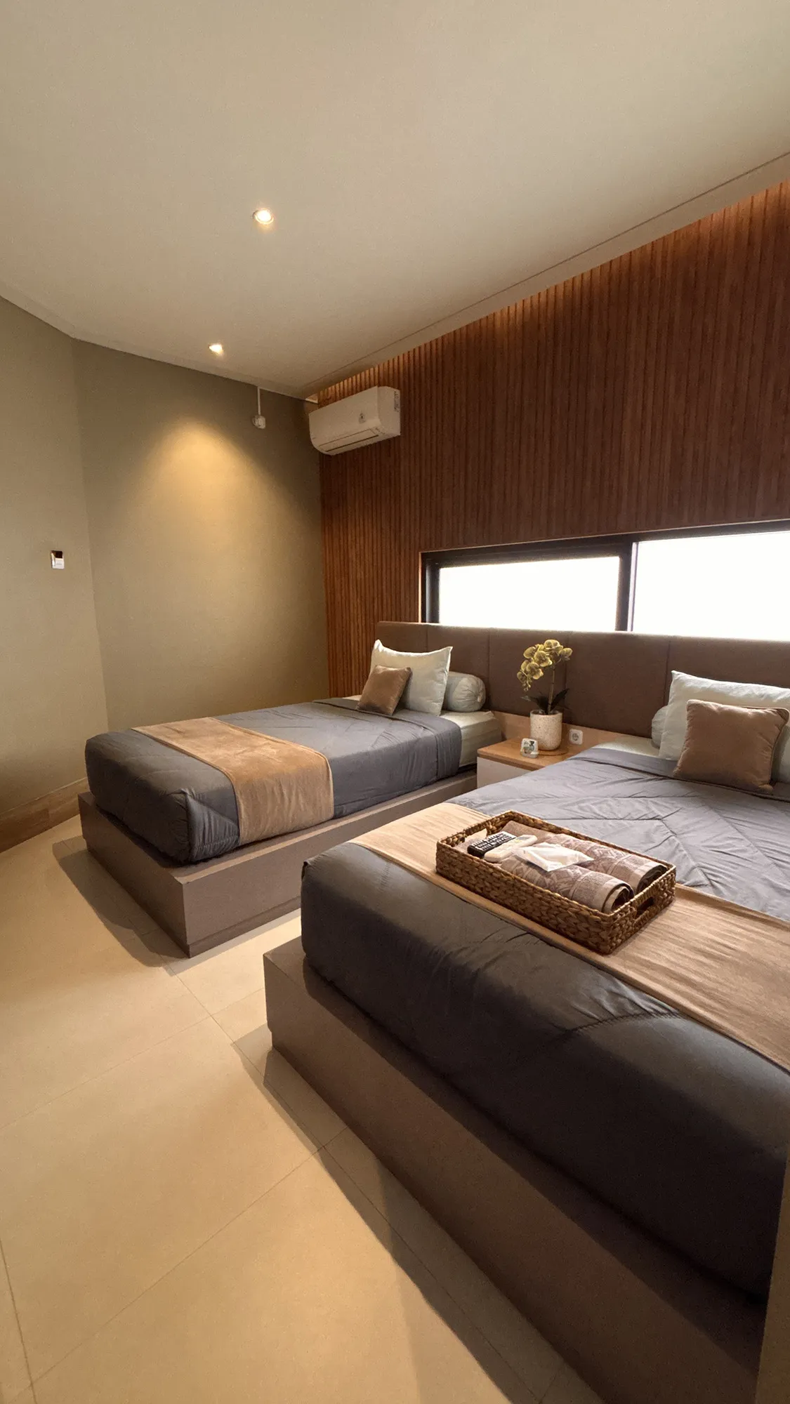 Suite Java Premiere Twin - kamar twin bertema Jawa klasik di Albani's House Jember